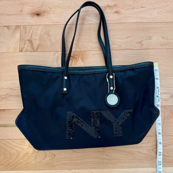 Casual with a hint of style DKNY Active bag - Picture 7 of 9